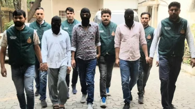 Four people are arrested for smuggling drugs after the Delhi Police bust international drug rackets.