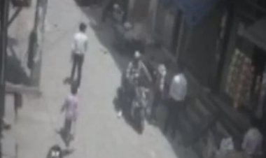 An 18-year-old man is stabbed on a Delhi street, and people continue to ignore it.