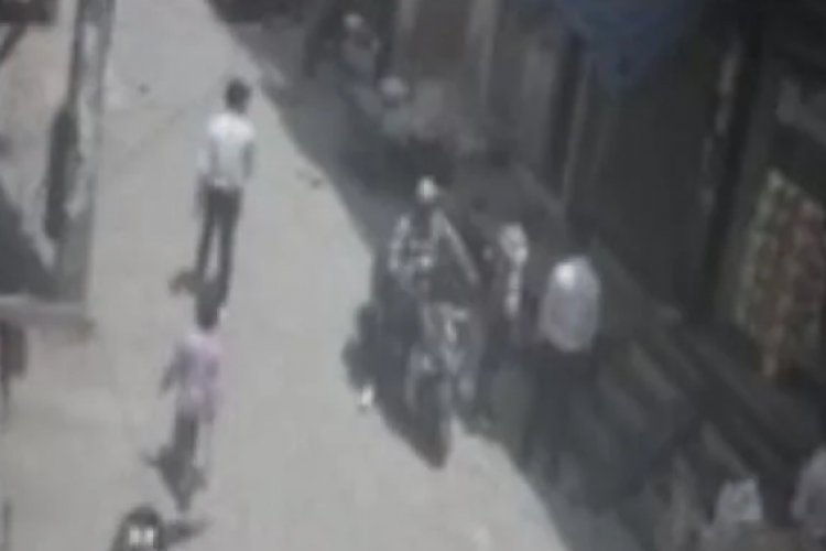 An 18-year-old man is stabbed on a Delhi street, and people continue to ignore it.