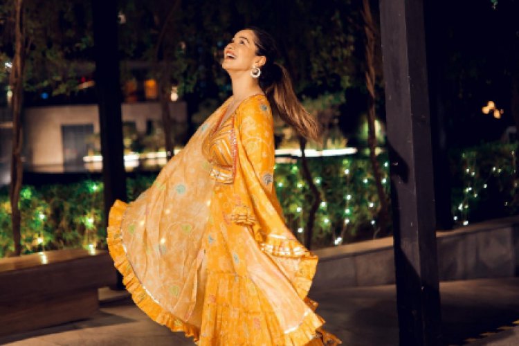 Sara Tendulkar looks festive with a ruffled saree and gajra hairdo.