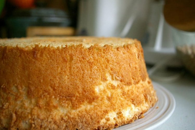 How to bake a simple cake for beginners.