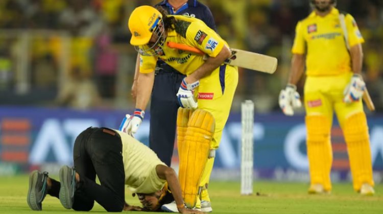 IPL 2024: During GT vs. CSK, a fan touches MS Dhoni's feet after breaching security. See Thala's response here