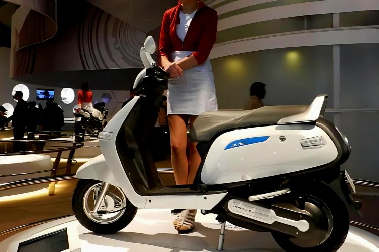 TVS iQUBE HYBRID runs on both petrol and diesel. It has a range of 200km on full charge and a strong mileage of 80km.