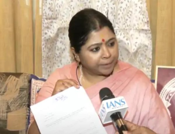 Bengali actress Sreelekha Mitra held an objectionable poster of the PM.