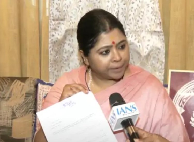Bengali actress Sreelekha Mitra held an objectionable poster of the PM.